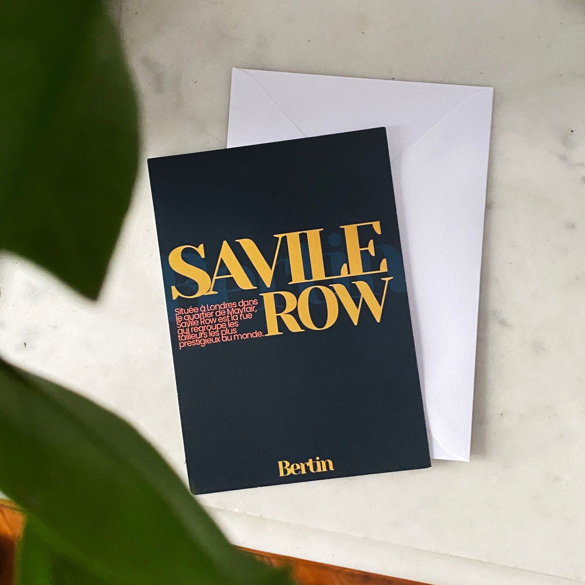 carte postale sur Savile Row, rue des tailleurs hommes à londres, avec enveloppe.